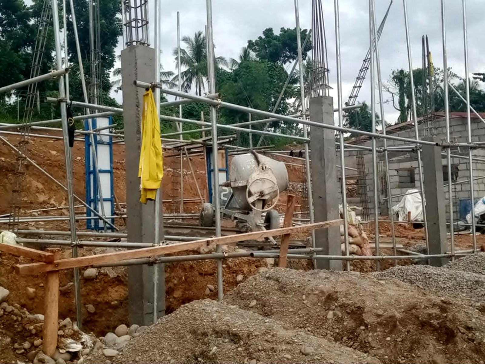 Structural columns and scaffolding progressing on a G2 construction site